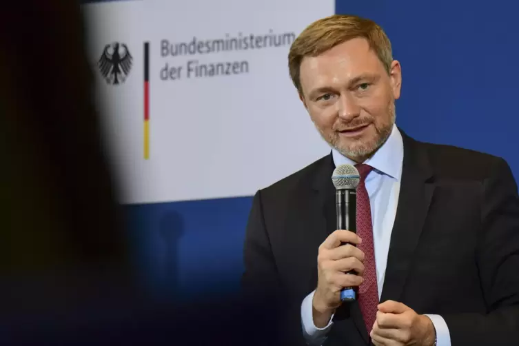 Finanzminister Christian Lindner (FDP) will das vorhergesagte Plus bei den Steuereinnahmen überwiegend an die Bevölkerung zurück