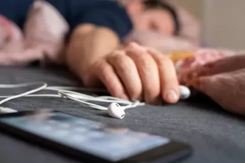 Wer Probleme mit dem Ein- oder Durchschlafen hat, sollte vor dem Zubettgehen keine technischen Geräte nutzen: Das künstliche Lic
