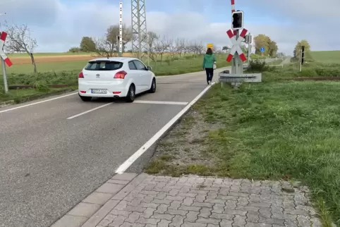 Der Rad- und Fußweg endet kurz vor dem Bahnübergang.