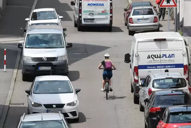 Viele Autos, steile Straßen: In manchen Städten der Pfalz ist Fahrradfahren noch nicht so einfach, wie hier in Pirmasens. Diese