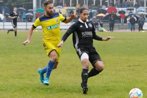  Umut Ayikbaba jagt Steven Huff. So stellt sich auch die Situation in der Tabelle zwischen der SG Finkenbach/Mannweiler/Stahlber