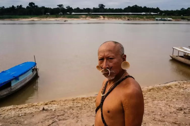 Ivan Shunun Matses, ein Anf&uuml;hrer der Indigenen im Vale do Javari, steht am Ufer des Amazonas. 
