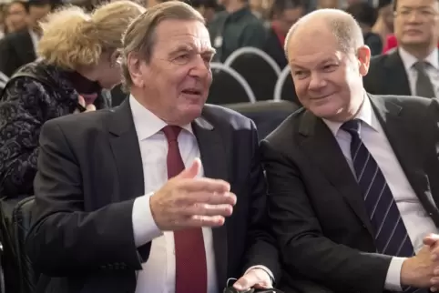 Der ehemalige Bundeskanzler Gerhard Schröder (links) und der damalige Hamburger Bürgermeister Olaf Scholz unterhalten sich am 23