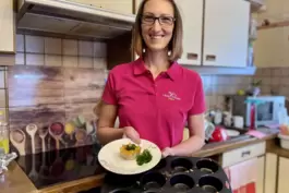 Landfrau Laura Breiling zaubert gleichermaßen Feines wie Erschwingliches in ihrer Küche in Windsberg.