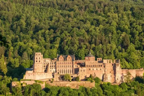 Deutschlands schönste Ruine: das Heidelberger Schloss, vor 300 Jahren Geburtsort der Liselotte von der Pfalz, im Streit um ihr E