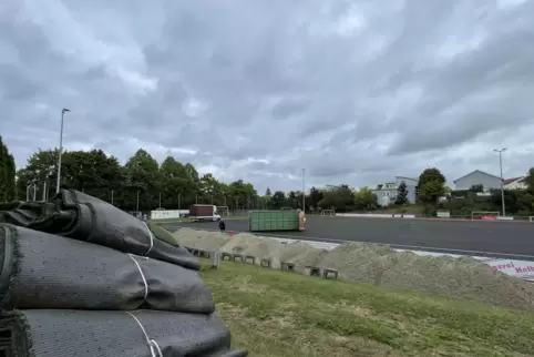 Auf dem Sportplatz des SV Ixheim wird ein neuer Kunstrasen verlegt. Aber auch die Unterkonstruktion muss repariert werden. Diese