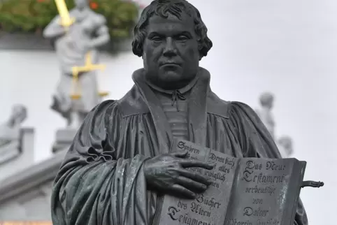 Ein Denkmal erinnert in Wittenberg an Martin Luther und seinen Thesenanschlag.