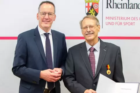 Michael Ebling (links) hat am Freitag die Verdienste von Oswald Fechner gewürdigt. 