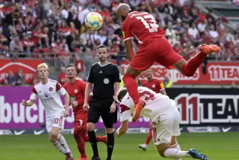 Feinjustierung: Terrence Boyd schraubt sich im Nürnberger Strafraum in die Luft, köpft – und scheitert. Der FCK erspielte sich a