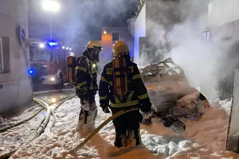 Die Feuerwehrkräfte begannen sofort damit, das brennende Auto zu löschen.