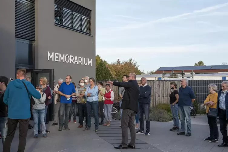 Zwei Dutzend RHEINPFALZ-Leser konnten an einer Sonderf&uuml;hrung im Memorarium teilnehmen. 