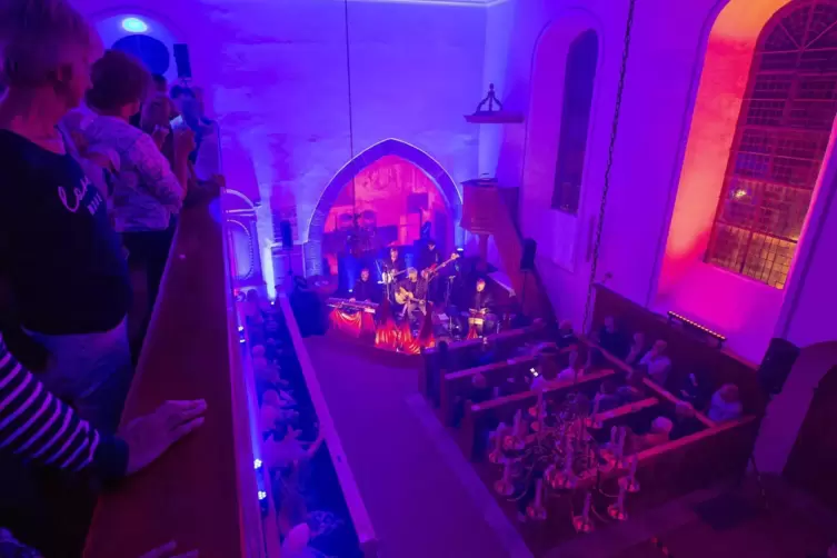 Bei „Church in Colors“ zeigt die protestantische Kirche in Alsenborn ein ganz neues Gesicht. Die Besucher rocken bei dem Konzert