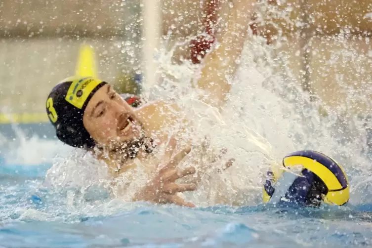  Timo van der Bosch (hier 2021 f&uuml;r Ludwigsburg gegen Esslingen) stammt aus einer Wasserballer-Familie. 