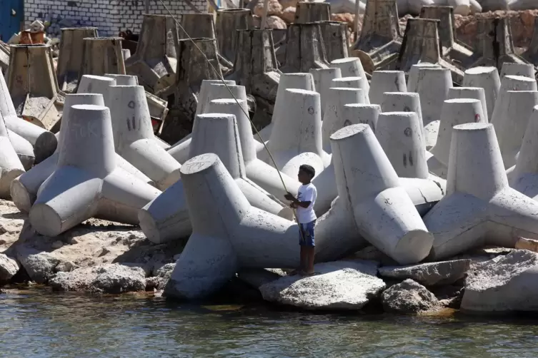 Barrieren gegen den ansteigenden Meeresspiegel: Ein Junge angelt in Alexandria.