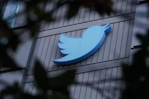 Das Twitter-Symbol hängt am Hauptquartier in San Francisco.