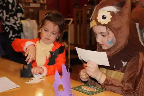 Dana (rechts) und Ida beim Halloween-Basteln in der Stadtbücherei.
