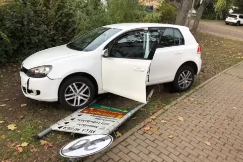 Das Auto kollidiert mit einem Verkehrsschild. 