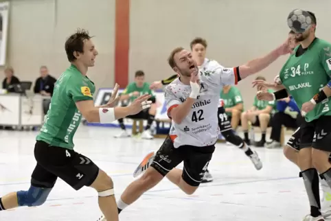 Marvin Gerdon (Mitte), der später verletzt raus musste, erzielt das Tor zum 7:5 für Friesenheim-Hochdorf gegen Saarlouis. 