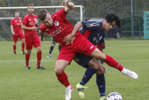 Im Klammergriff: Jonas Krautschneider vom TuS Steinbach. Rechts Yuki Maki aus Mainz. 