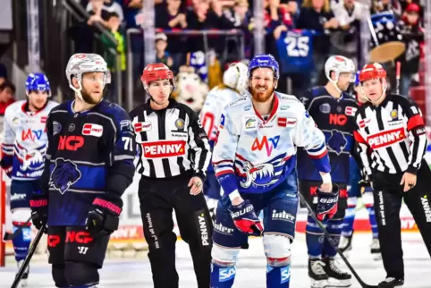 Schmerzhaft: Nach einem Puck-Treffer fehlte Korbinian Holzer (vorne rechts) den Adlern im ersten Drittel. 