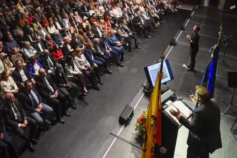 Geschichtsstunde mit hintergründigem Humor: Professor Hiram Kümper bei seiner Festrede. Geschichtsstunde mit hintergründigem Humor: Professor Hiram Kümper bei seiner Festrede.