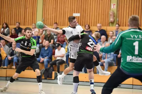 Florian Bauchhenß (mit dem Wormser Lukas Hochgesand) warf das 3:2 und das 18:7 für die SG Ottersheim/Bellheim. 