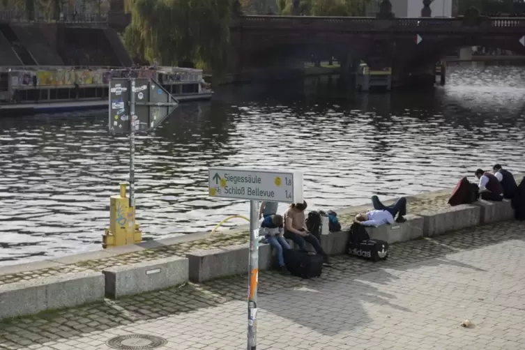 Das Spree-Ufer nahe der Moltkebrücke, wo die Schülerinnen aus der Pfalz einen 65-Jährigen und seinen Hund aus dem Wasser holten.