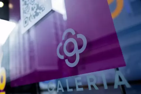 Das Logo vom Galeria Karstadt Kaufhof an einem Schaufenster. 