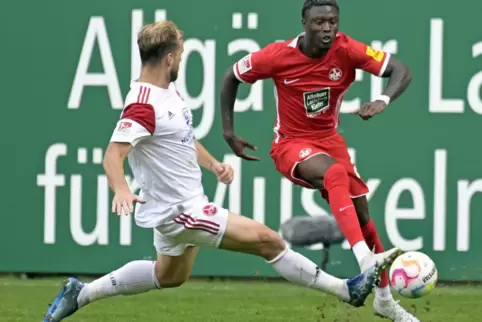 Kam gegen den 1. FC Nürnberg ins Spiel und setzte Akzente: Aaron Opoku (rechts), hier im Zweikampf mit Johannes Geis. 