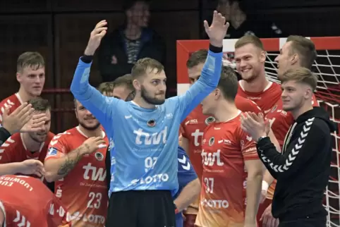 Eulen-Torwart Ziga Urbic wurde nach dem Sieg gegen Hagen auch von seinen Mitspielern gefeiert. 