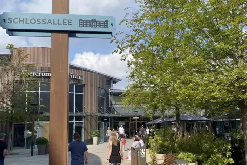 Wer mit dem Bus zur Arbeit im Zweibrücker Outlet fahren möchte, für den sind die Fahrpläne ungünstig. Wer mit dem Bus zur Arbeit im Zweibrücker Outlet fahren möchte, für den sind die Fahrpläne ungünstig.