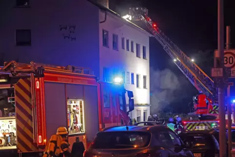 Die Feuerwehr war mit 15 Einsatzwagen am brennenden Mehrparteienhaus. 