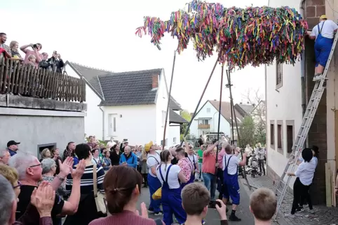 Der Kerwestrauß am Dorfgemeinschaftshaus. 