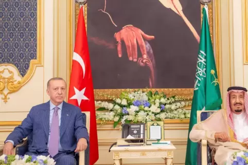 Machterhalt als Maxime: der türkische Präsident Erdogan. Rechts im April dieses Jahres Salman bin Abdulaziz Al Saud, König von S