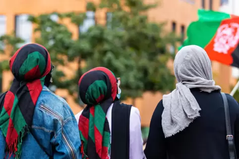 Frauen tragen Kopftücher in den Farben der Nationalflagge von Afghanistan bei einer Demonstration im August vor einem Jahr. Sie 