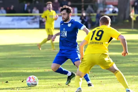 Der spätere Torschütze Kaan Özkaya führt den Ball, beobachtet von Lukas Metz.