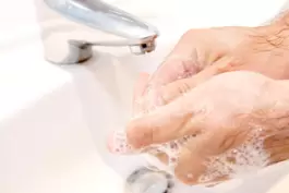 Die Wassertemperatur beim Händewaschen spielt keine Rolle.