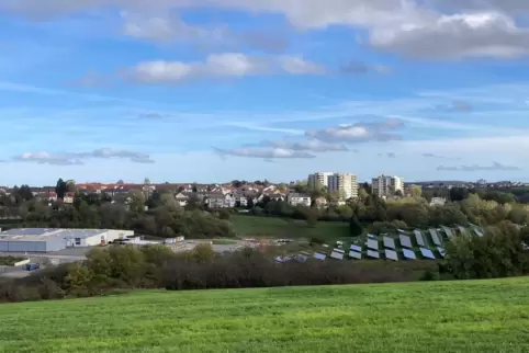 Hinter dem Wertstoffhof haben die Arbeiten für das mit Abstand größte Solarkraftwerk in Pirmasens begonnen. 