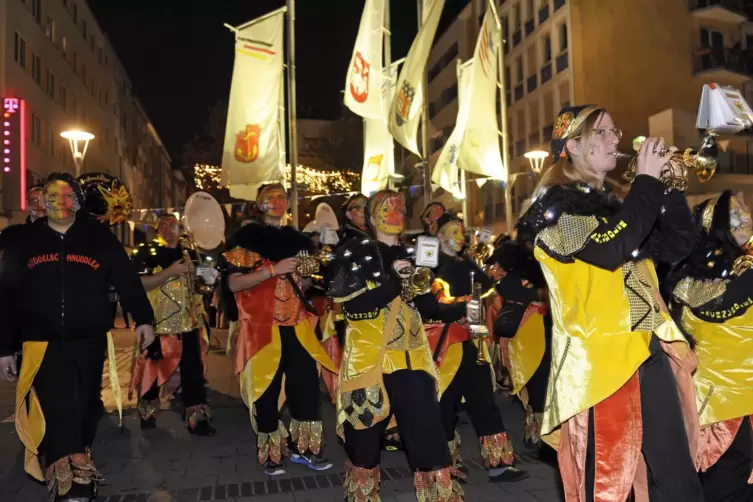 D&auml;mmerumzug der Huddelschnuddler im Jahr 2014.