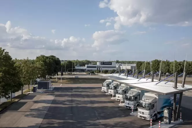 Der Aufbau der Infrastruktur – wie sie sich beispielsweise in diesem Ladepark für Lkw in Wörth zeigt – geht viel zu langsam, mon