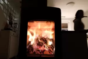 Wer seine Wohnung mit einem Holzofen heizen will, sollte diesen unbedingt vom Fachmann anschließen lassen. Wer seine Wohnung mit einem Holzofen heizen will, sollte diesen unbedingt vom Fachmann anschließen lassen.