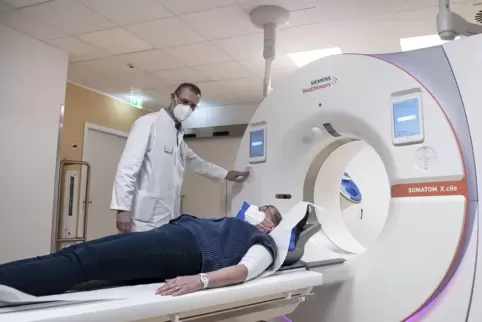 Chefarzt Knut Vollbrecht am neuen CT. 