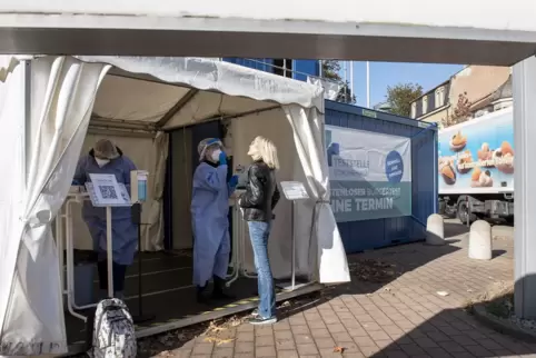 Die Teststation steht in der Cornichonstraße am Fuß der Rampe zum Haupteingang der klinik. 
