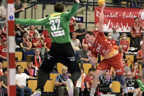 Treffsicher: Jannek Klein (rechts), hier in der Partie gegen den VfL Eintracht Hagen.