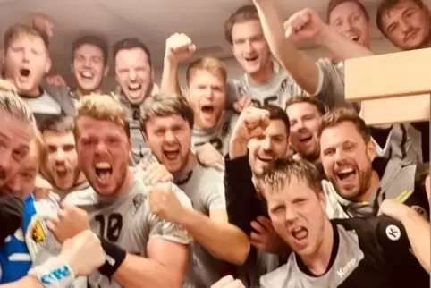 So sehen Sieger aus: Die Haßlocher Handballer feiern in ihrer Kabine den Sieg beim Spitzenreiter TuS Ferndorf.
