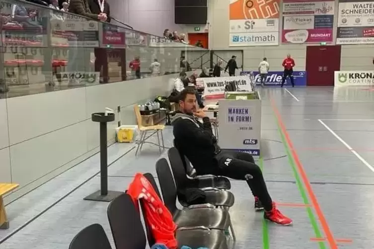 Vor dem Spiel beobachtete Trainer Andreas Reckenth&auml;ler ganz ruhig das Aufw&auml;rmprogramm seiner Mannschaft