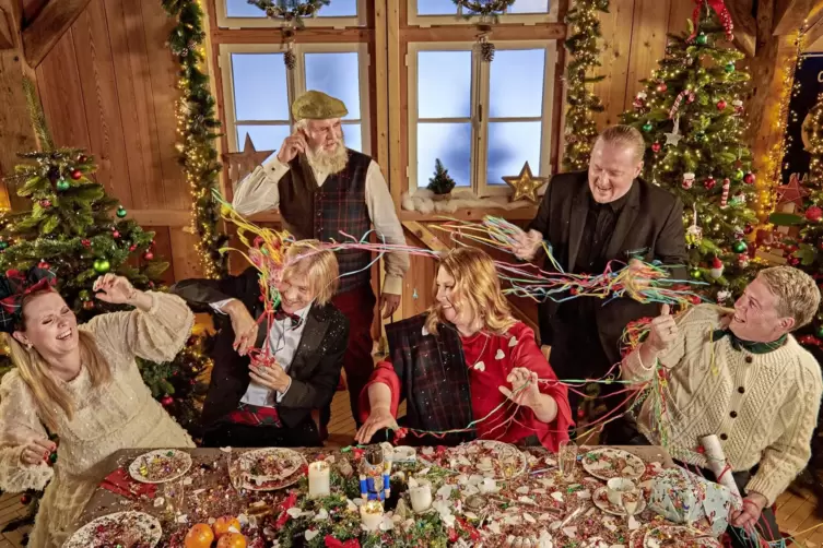 Feiert schon mal vor: die Kelly Family. Ihr Album „Christmas Party“ erscheint am 4. November. Die Weihnachtsstour führt sie bere