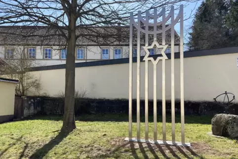 Die Menora-Skulptur des Künstlers Gottfried Bräunling befindet sich in der Nähe des Jüdischen Museums in Steinbach. Die knapp dr