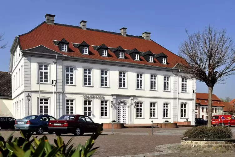Das Sturmfeder&rsquo;sche Schloss in Dirmstein. Gemeinden mit solchen historischen Geb&auml;uden tun sich schwer mit den Heizkosten. 