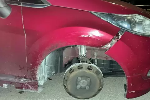 Der Anblick erklärte den Polizisten, warum der Wagen beim Fahren Funken schlug: Dem Ford Fiesta war ein Reifen „abhanden gekomme